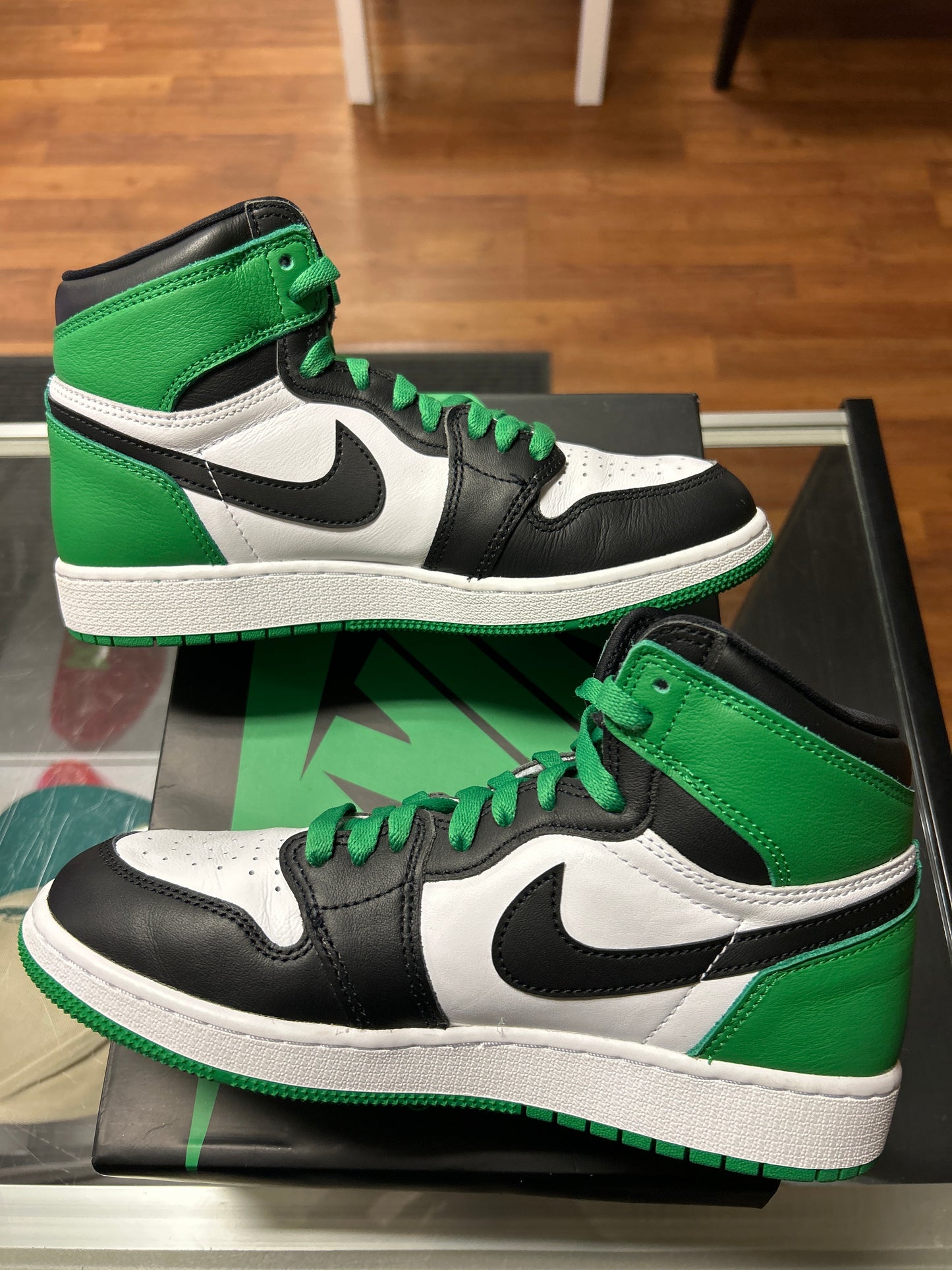 Jordan 1 Retro High OG Lucky Green (GS) - Preloved